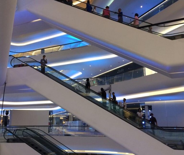 Central-Embassy-Nuevo-Centro-Comercial-de-Lujo-en-Bangkok-escaleras