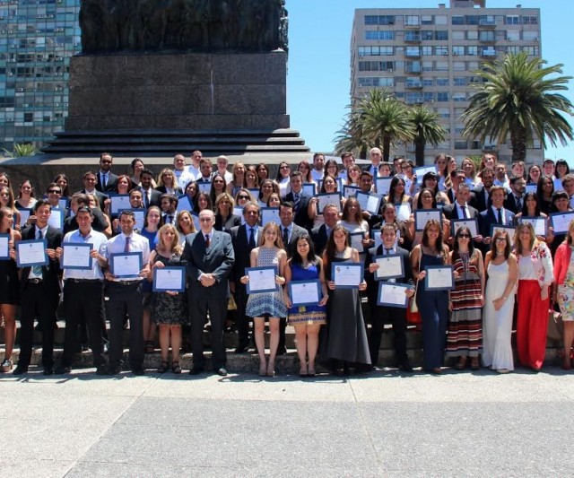 90 Graduados del ITHU en Plaza Independencia